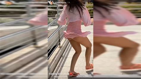 ウイスカツの細い女性偶然のアップスカート エロティックでポルノの写真