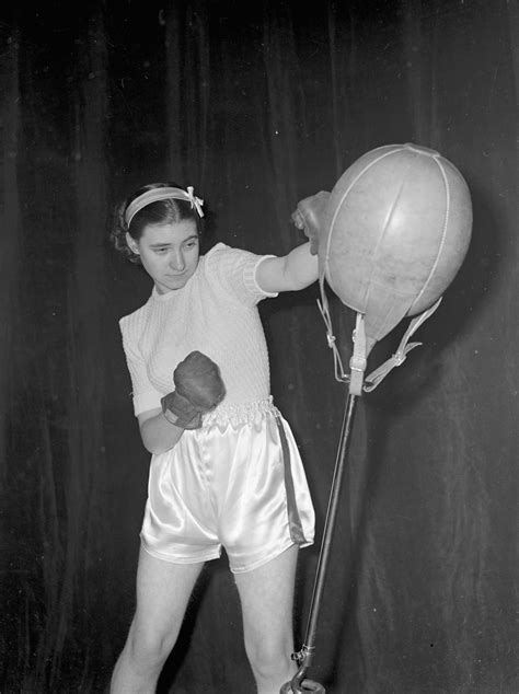 英国女拳击手barbara Buttrick，曾经的女子世界拳击冠军，职业生涯30胜1平1负，被媒体称为 威武原子 她的一生，就是一场燃到