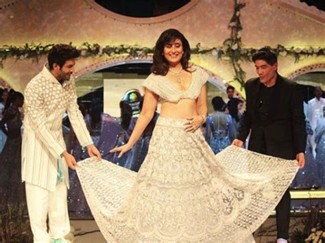 Bollywood Kareena Kapoor Kartik Aaryan Walk The Ramp For Manish