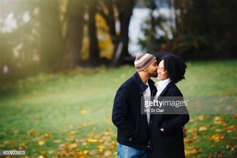 Biracial Couples Kissing Fotografías E Imágenes De Stock Getty Images