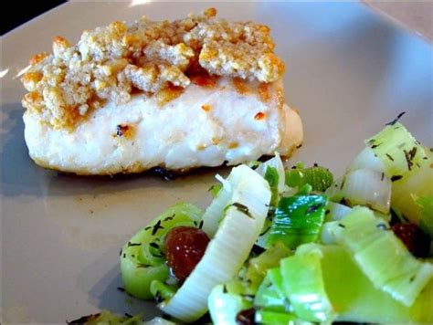 Dos de cabillaud en crumble de noix et fondue de poireaux aux raisins