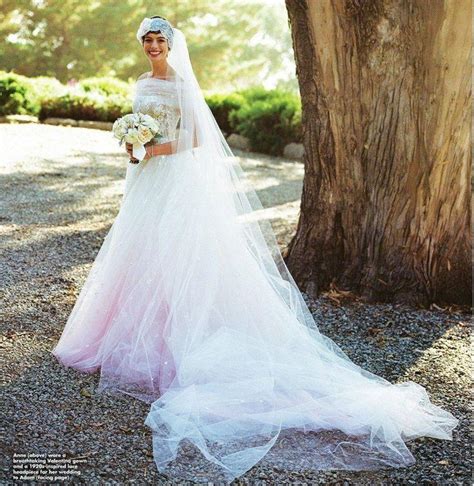 Finally A Non Grainy Photo Of Anne Hathaways Valentino Wedding Dress