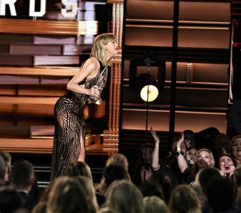 Taylor Swift Returns To The Cma Awards To Present Entertainer Of The