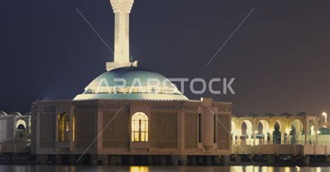صورة ليلية لمسجد الرحمة العائم على البحر في مدينة جدة بالمملكة العربية