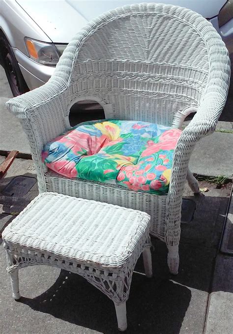 The colors are killer on this wicker lounge chair with matching ottoman. UHURU FURNITURE & COLLECTIBLES: SOLD White Wicker Chair ...