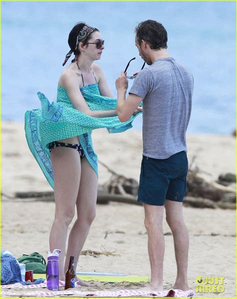 Anne Hathaway Dons Bikini Top For Hawaii Beach Walk Photo 3025990