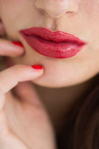 Primer Plano De Mujer Mostrando Sus Labios Rojos Foto Premium