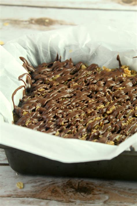 Overhangs the edges of the foil to lift the bars easier from the baking dish. Easy No-Bake Chocolate Oatmeal Bars