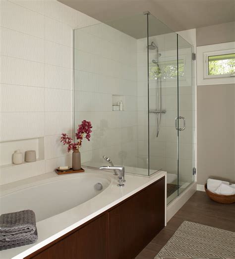 The white colors make the room seems brighter and bigger. 22 Simple Tips To Make A Small Bathroom Look Bigger ...