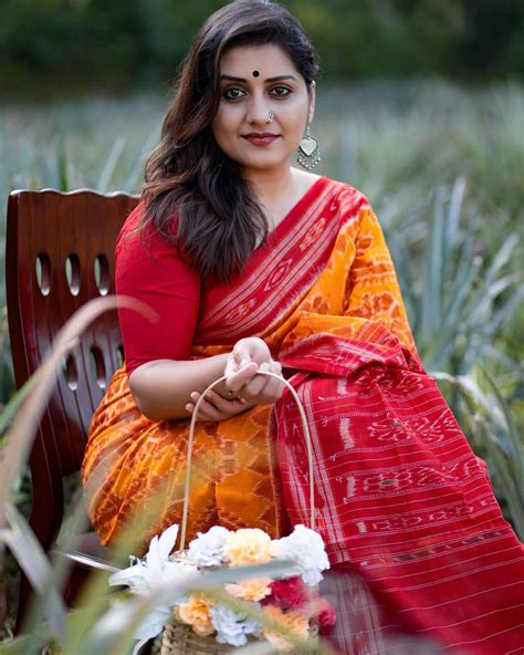 Sarayu Mohan Looking Very Glamorous Photos In Saree Photos HD Images