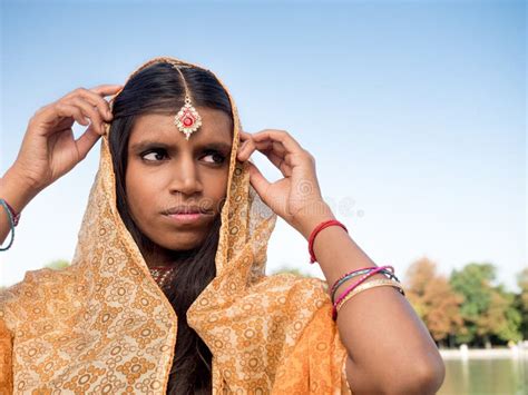 Traditionelle Junge Indische Frau Die Auf Einen Sari Sich Setzt Stockfoto Bild Von Prinzessin