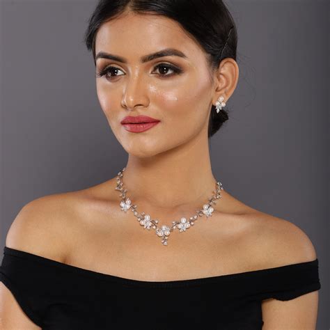 Ways To Wear Jewellery With Black Dress Blingvine