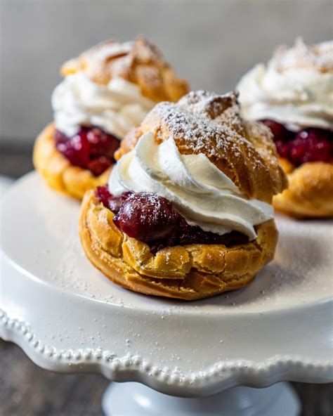 Genau so sehen für uns windbeutel aus, lecker gebacken moin, windbeutel, eclairs und auch churros sind nur ein paar gebäckarten, die man aus diesem tollen. Perfekte Windbeutel mit Vanillecreme - RUF Lebensmittel