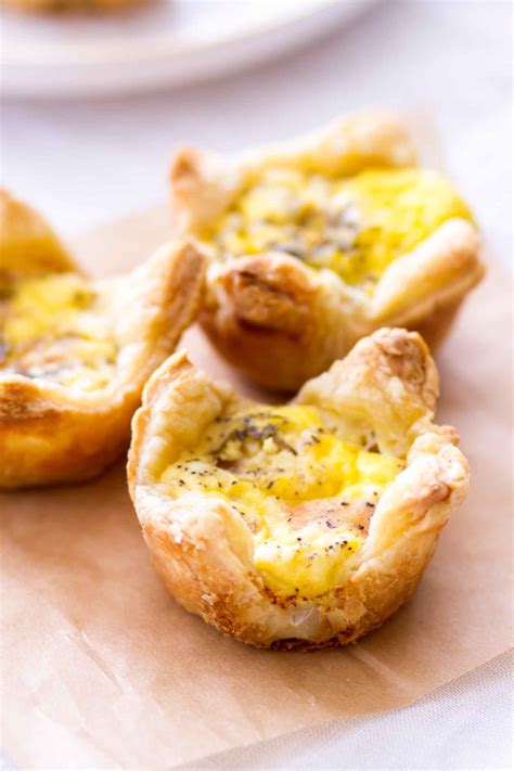 These Easy Cheddar And Ham Quiche Cups Are Made With A Puff Pastry