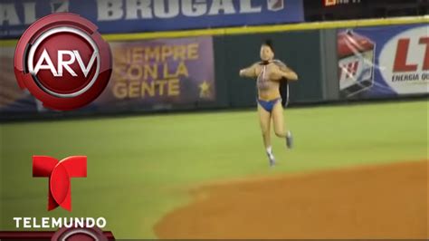 Joven Corre Semi Desnudo En Partido De La Serie Mundial Al Rojo Vivo