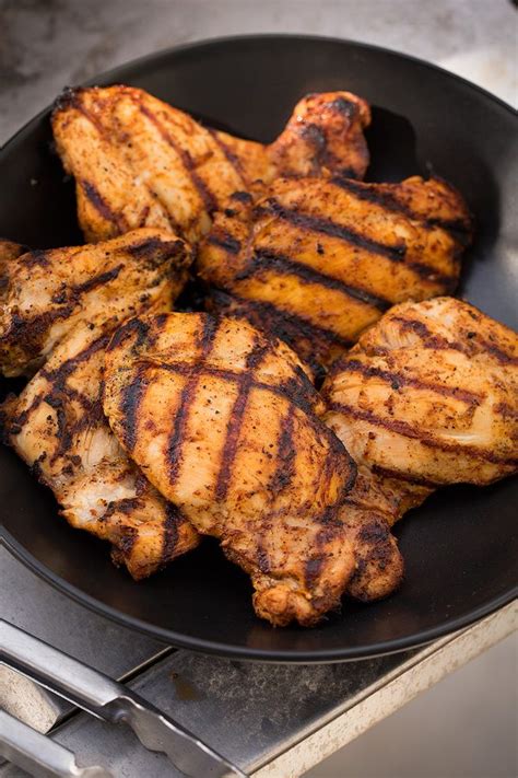 Marinate boneless skinless chicken thighs in a simple cilantro lime marinade, then grill, rest, slice and serve in warm tortillas with your favorite toppings. Grilled Chicken and Avocado Street Tacos - Cooking Classy