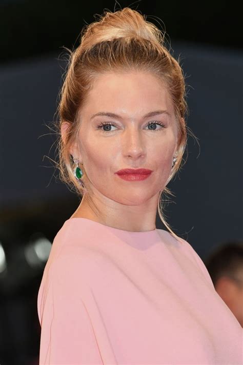 シエナ・ミラー、ベネチア国際映画祭2019のレッドカーペットにピンクのケープドレスをまとって登場★ 海外セレブファッションブログ｜最新