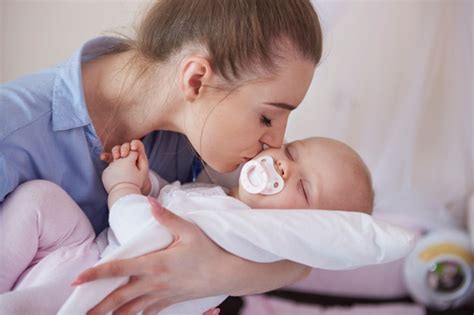 Cómo Coger A Un Bebé Recién Nacido En Brazos