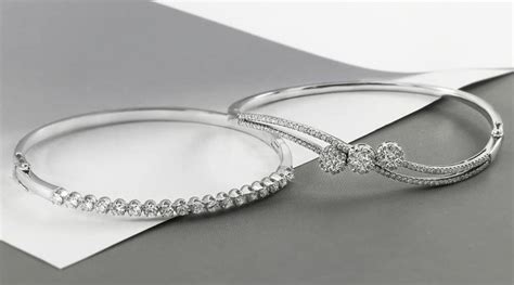 Pada dasarnya arti mimpi memakai kalung berkaitan dengan akan datangnya rezeki. Ciri Ciri Emas Putih Dan Perak - Ini Cirinya