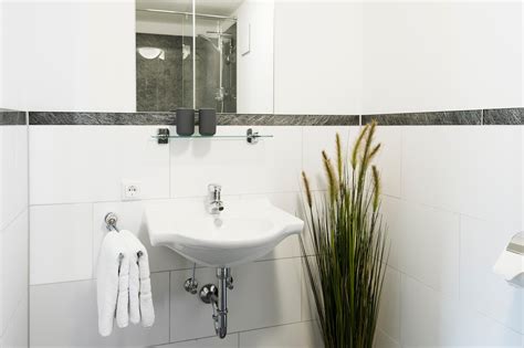 Die auffällig gemusterte tapete das leuchtende orange der badewanne. Badezimmer Halbhoch Gefliest Mit Bordüre / Ebenerdige Dusche in 55 attraktiven modernen ...