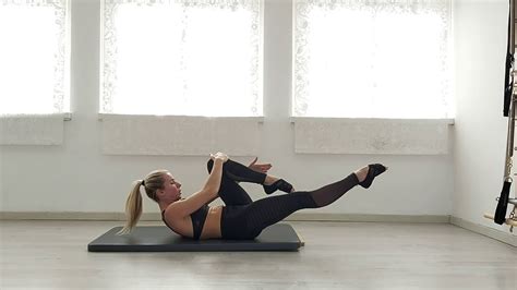 Single Leg Stretch Basic Pilates Mat With Valeria Maksyuta Youtube