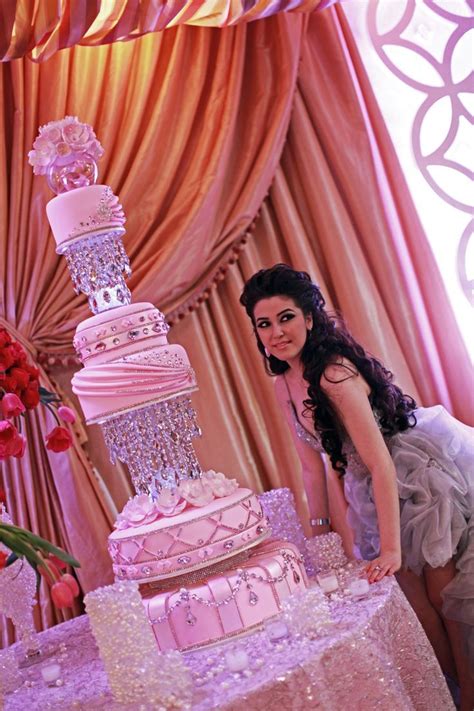 Glitz And Glam For A Sweet 16 Now That Is A Sweet 16 Cake Beautiful And Creative Birthday Cakes