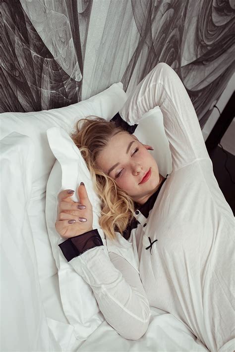 1600x900px Free Download Hd Wallpaper Daniel Sea Women Model Closed Eyes In Bed