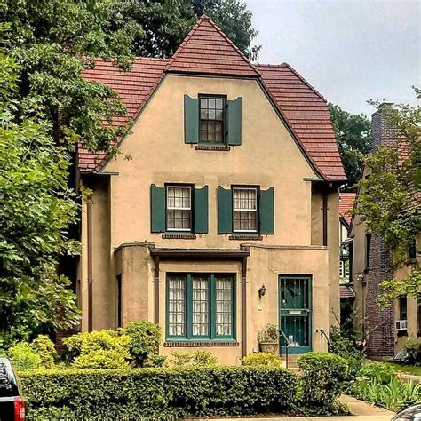 A House In Foresthillsgardens Queens Beautiful Architecture