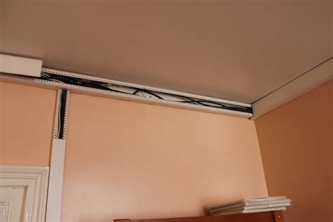 Percer le plafond avec une scie trépan (ou scie cloche) du diamètre désiré : Recherche Solution pour cacher des câbles électriques