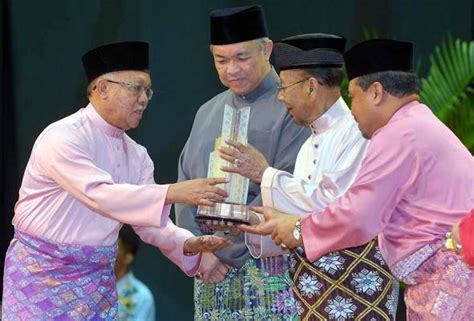 Malaysia terdiri daripada berbagai kaum dan kumpulan etnik contoh karangan sukan sebagai alat perpaduan. Perpaduan pelbagai kaum resepi keamanan negara - Tokoh ...