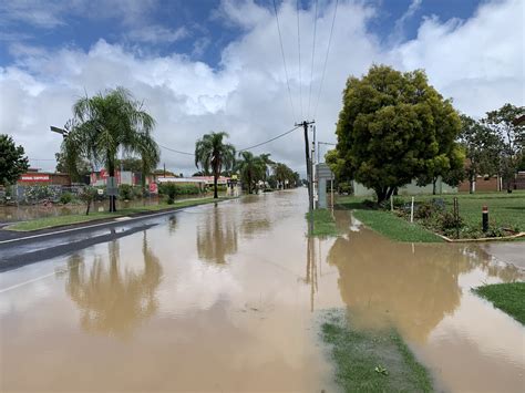 Australia Hundreds Evacuate Queensland Floods 2 Fatalities Reported