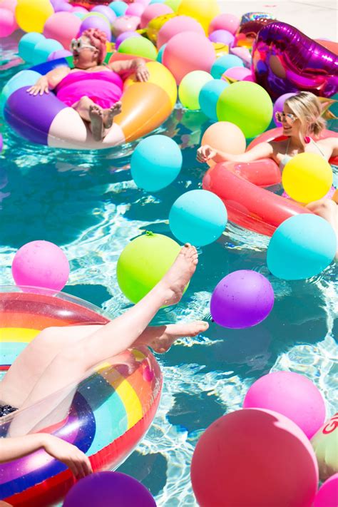 An Epic Rainbow Balloon Pool Party Sommer Pool Party Pool Party Diy