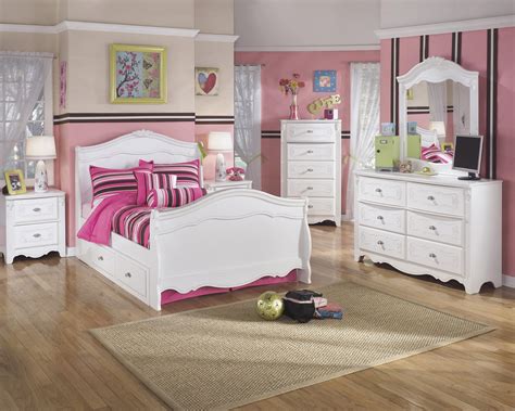 Was shopping around for bedroom furnitures. Signature Design by Ashley Exquisite Full Bedroom Group | Value City Furniture | Bedroom Groups