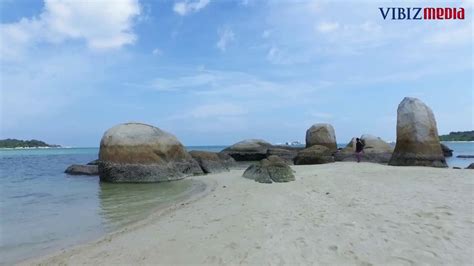 Ada banyak pulau yang dilindungi di dalam taman nasional rapa nui. Pemandangan Pasir Putih dan Batu-batuan Granit Besar di ...