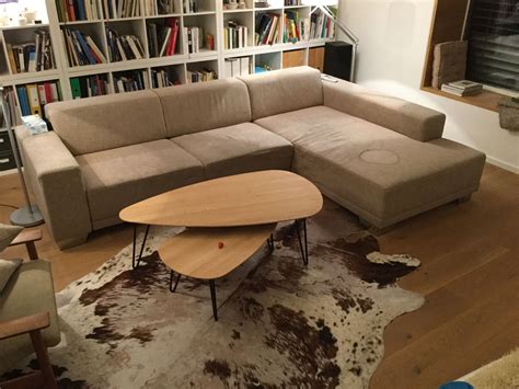 Das sofa ist aus einem schönen materialmix und präsentiert sich in einem dunkelbraunen webstoff und einem schwarzen korpusstoff aus leder. Pin von k. buchberger auf sofas