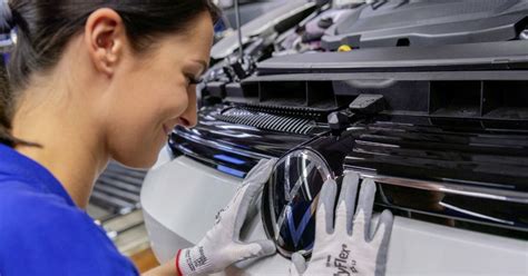 VW Mitarbeiter Erhalten Fast 2700 Euro Bonus Automobilwoche De