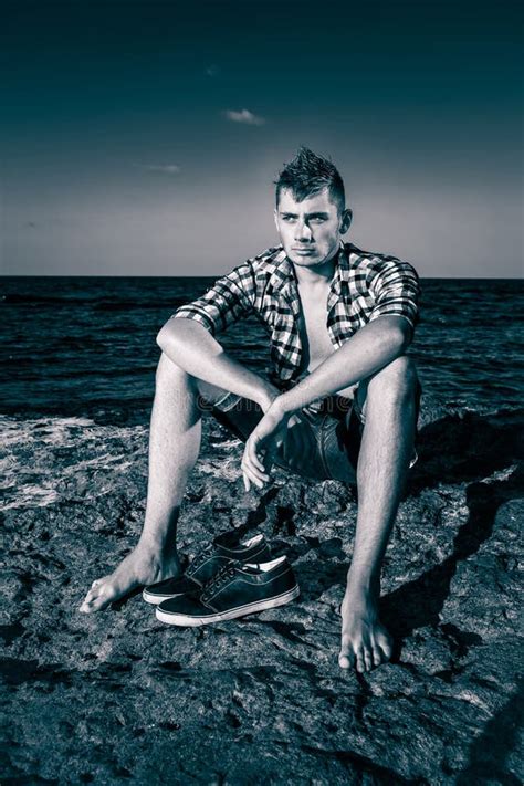 Sexy Mann Der Attraktiven Jungen Mode Auf Felsen Nahe Dem Meerwasser Herein Stockbild Bild Von