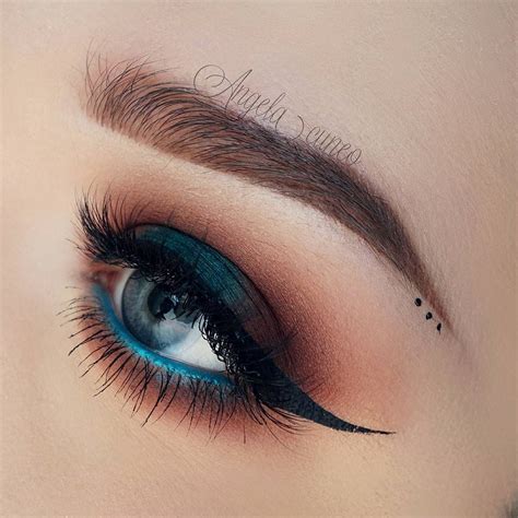A black smoky eye may come to mind when you think of the timeless makeup look, but we can't get enough of a brown smokey eye look. 40 Hottest Smokey Eye Makeup Ideas 2021 & Smokey Eye Tutorials for Beginners - Her Style Code