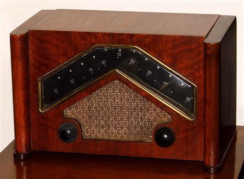 An Old Fashioned Radio Sitting On Top Of A Wooden Table