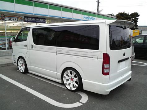6 & 8 to be introduced in thailand; Toyota Hiace Van 12 seats