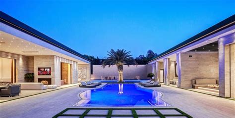 How many cars does kylie jenner have 2019? Breathtaking mansion of the makeup mogul, Kylie Jenner ...
