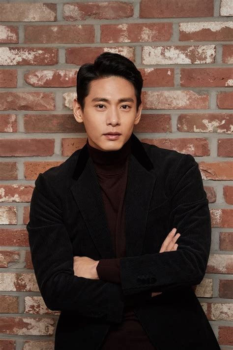 He began acting when studying at the lee strasberg. 유태오 측 "tvN 드라마 '머니게임' 긍정 검토 중" [공식입장 ...