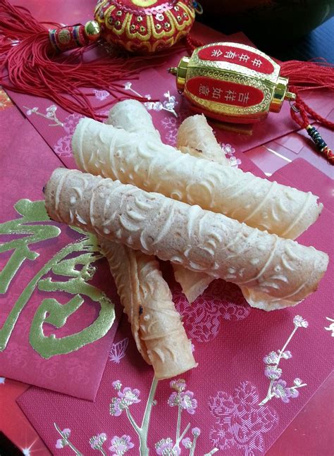 In chinese culture, the family unit is traditionally based around the father and his surname, so the mother's relatives are considered to be outside of the family. Love Letters ? Kuih Kapit (With images) | Chinese new year ...