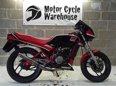 00:57 the last incarnation of yamaha's baby lc in standard trim with the 16 front wheel. Yamaha RD 125 LC - Bikes