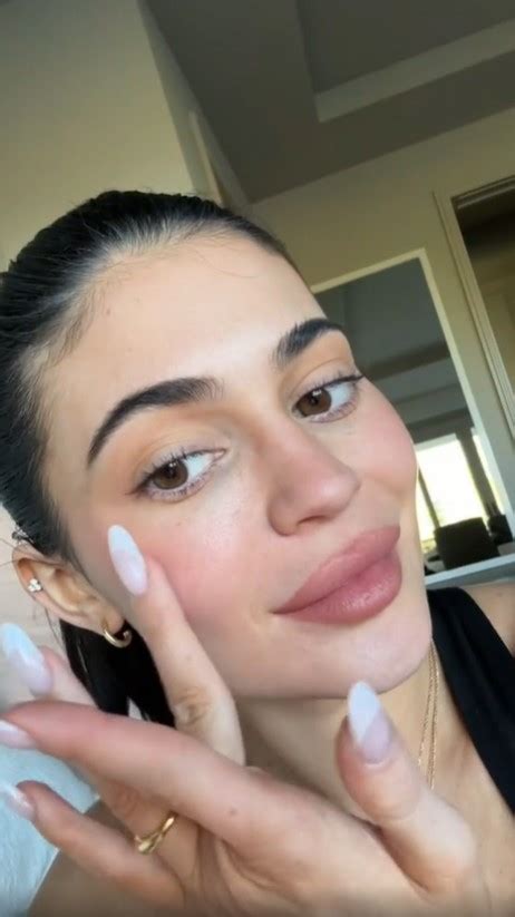 Kylie Jenner Shows Off Her ‘dirty Hair And Real Skin Texture As She