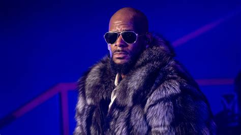 R Kelly Arrested On Federal Sex Crime Charges In Chicago Entertainment Tonight
