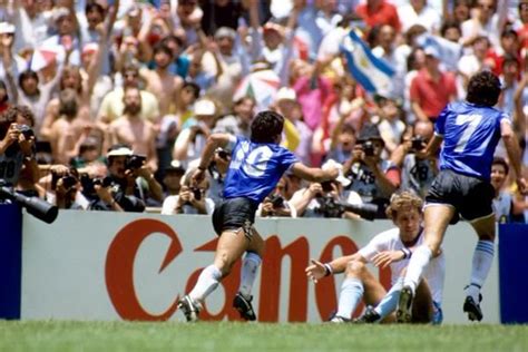 Entre esos momentos hay uno que sigue recordándose en la televisión y en internet, el partido contra inglaterra en los cuartos de final de la copa del mundo méxico 1986. Maradona Retro Pics (@MaradonaPICS) | Football images ...