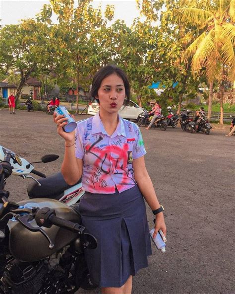 Cute Indonesian School Girl With Motorcycle Pakaian Wanita Gadis