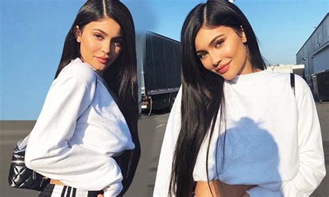 Kylie Jenner Flaunts Her Tiny Waist On Instagram Daily Mail Online