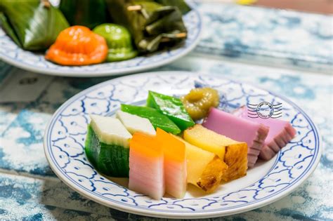 Nyonya kuih are a mix of malay and chinese cooking, and come in a wide variety of shapes, colours, textures, and of mook makes 10 types of kuih, catering to hotels and functions such as weddings: Moh Teng Pheow Nyonya Kuih Since Year 1933 莫定標娘惹粿廠 ...